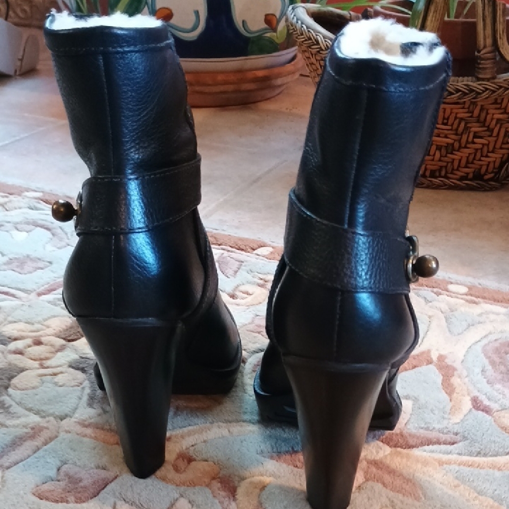 NWOT Black Leather Cynthia Vincent Ankle Boots with Dust Cover - Picture 7 of 15